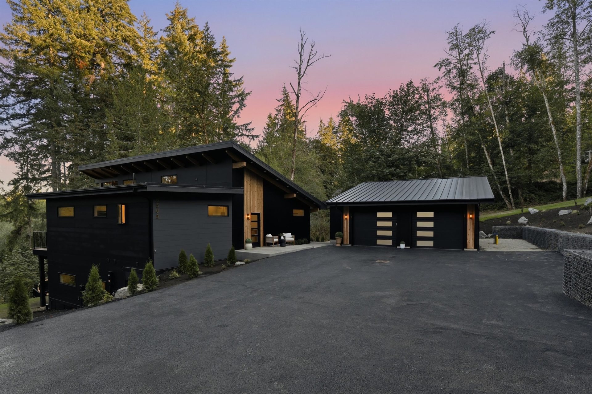 Detached Garage &middot; 672 Sq Ft